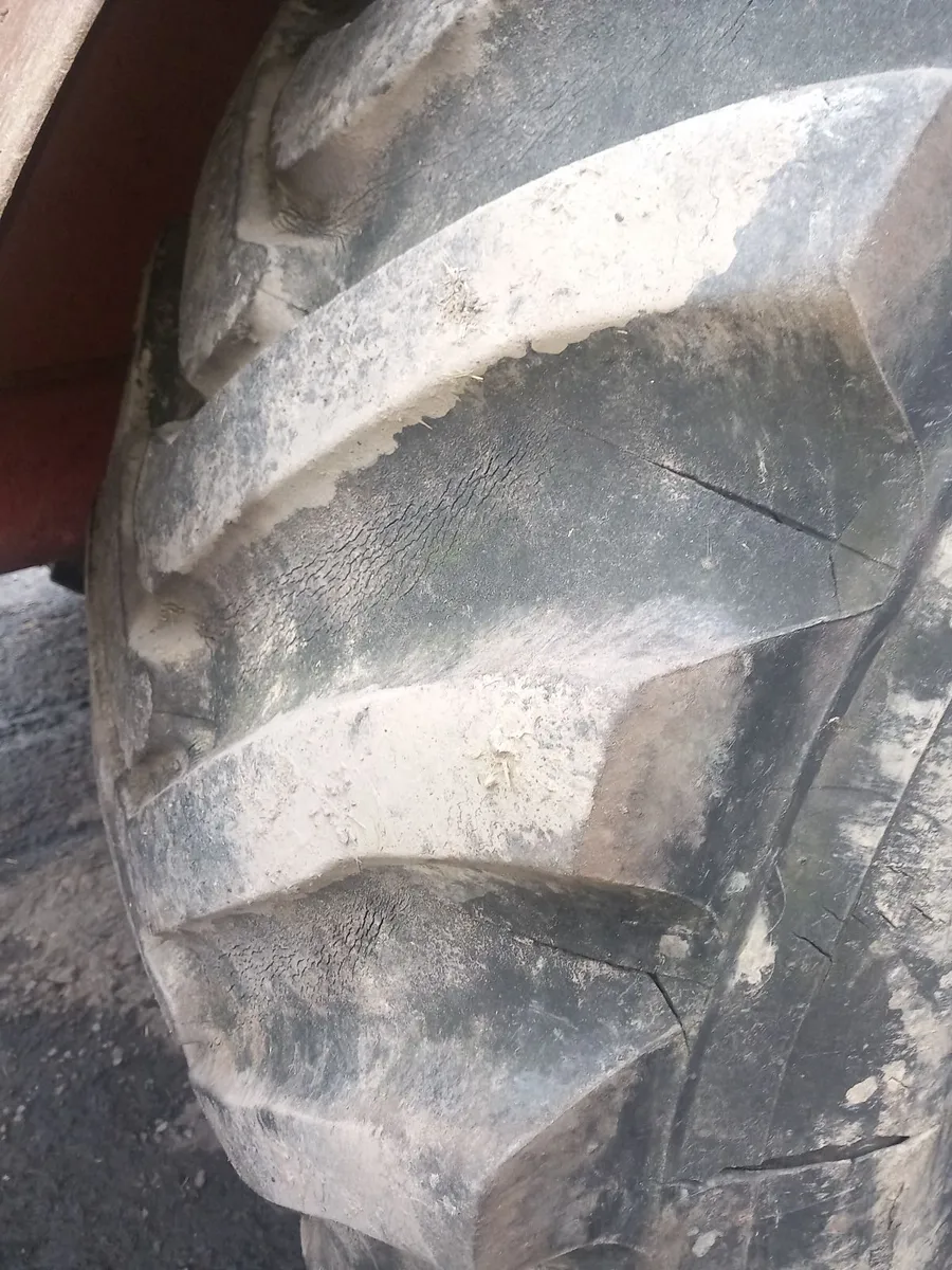 28.1 x 26 tractor / tanker wheels - Image 2