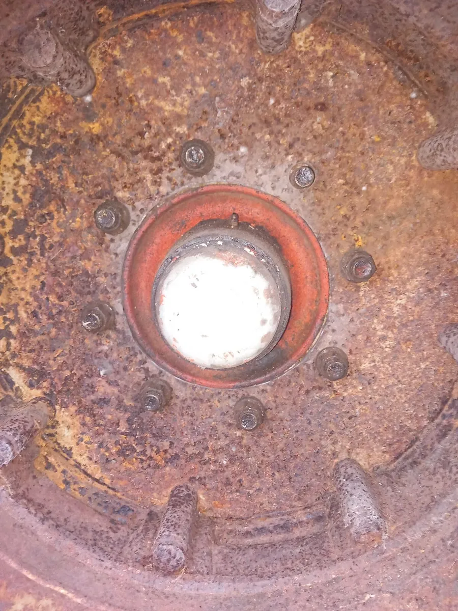 28.1 x 26 tractor / tanker wheels - Image 3