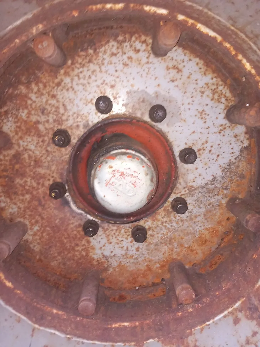 28.1 x 26 tractor / tanker wheels - Image 1