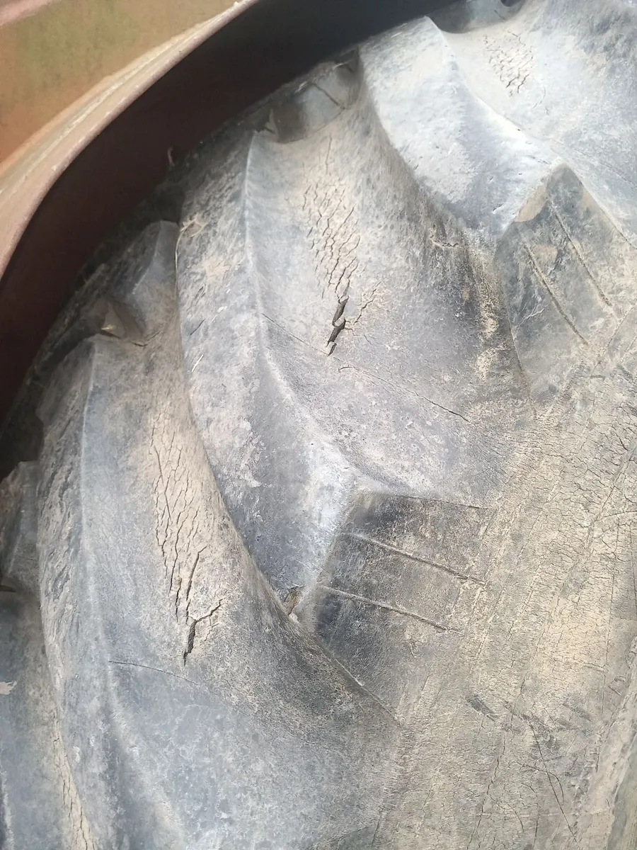 28.1 x 26 tractor / tanker wheels - Image 4