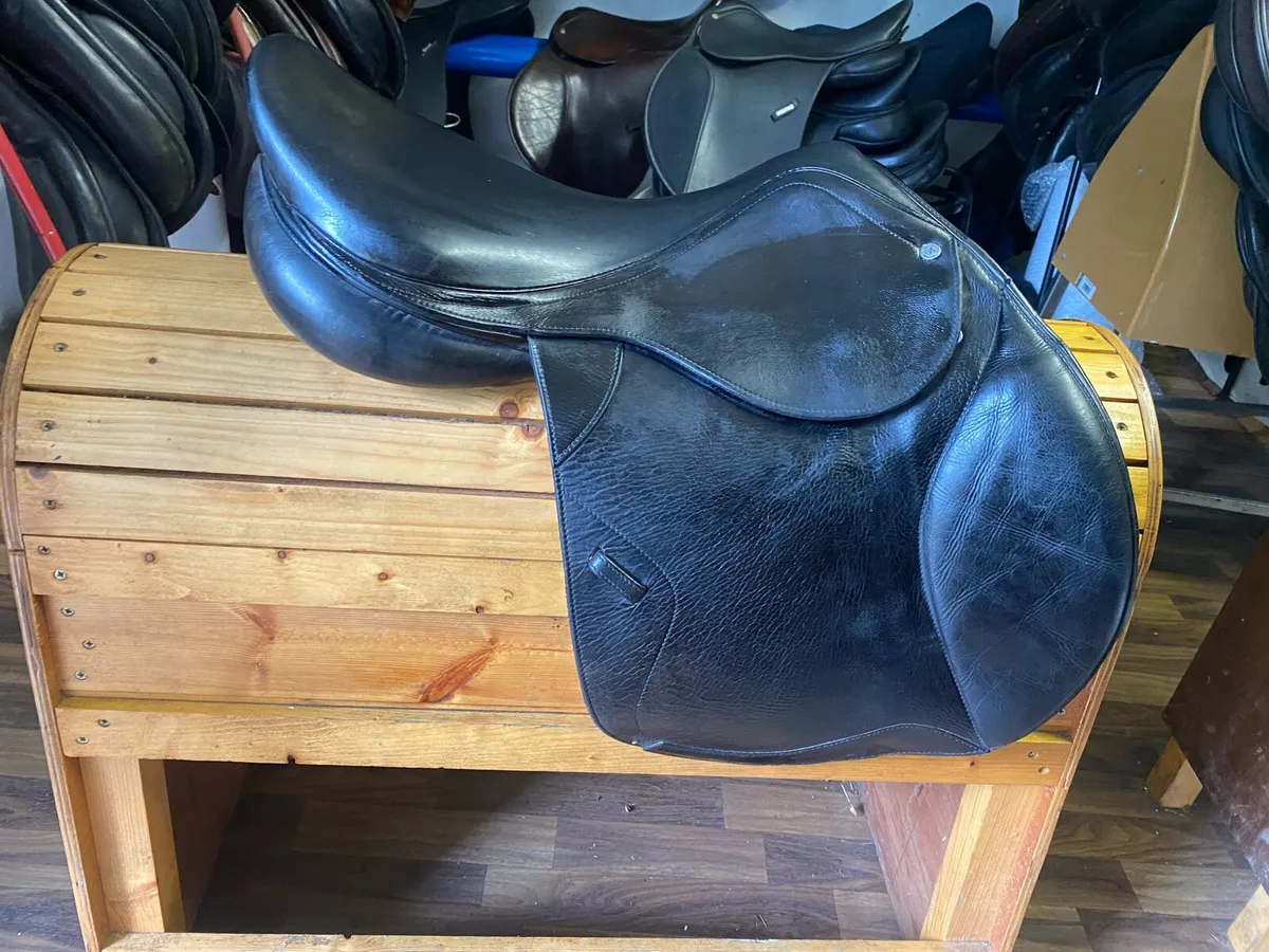 18 “ WIDE Salleria black Leather jump saddle - Image 2