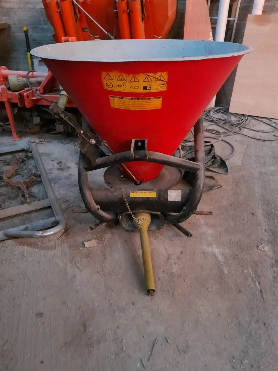 Fertiliser spreader - Image 1