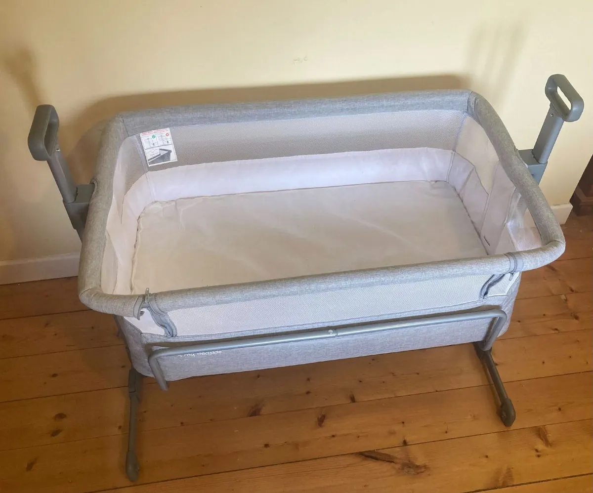 Baby Crib with Mattress – Excellent Condition - Image 3