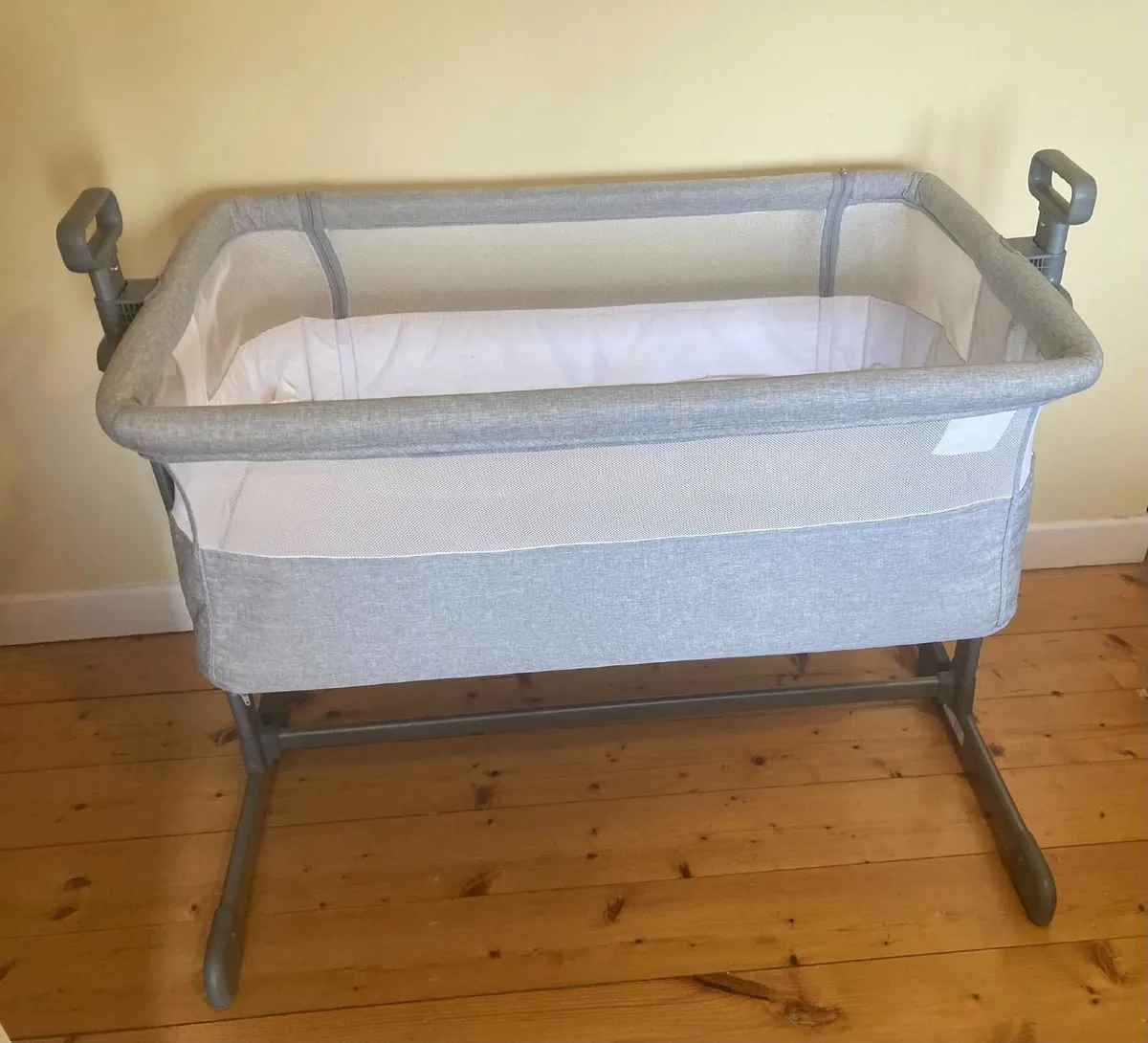 Baby Crib with Mattress – Excellent Condition - Image 1
