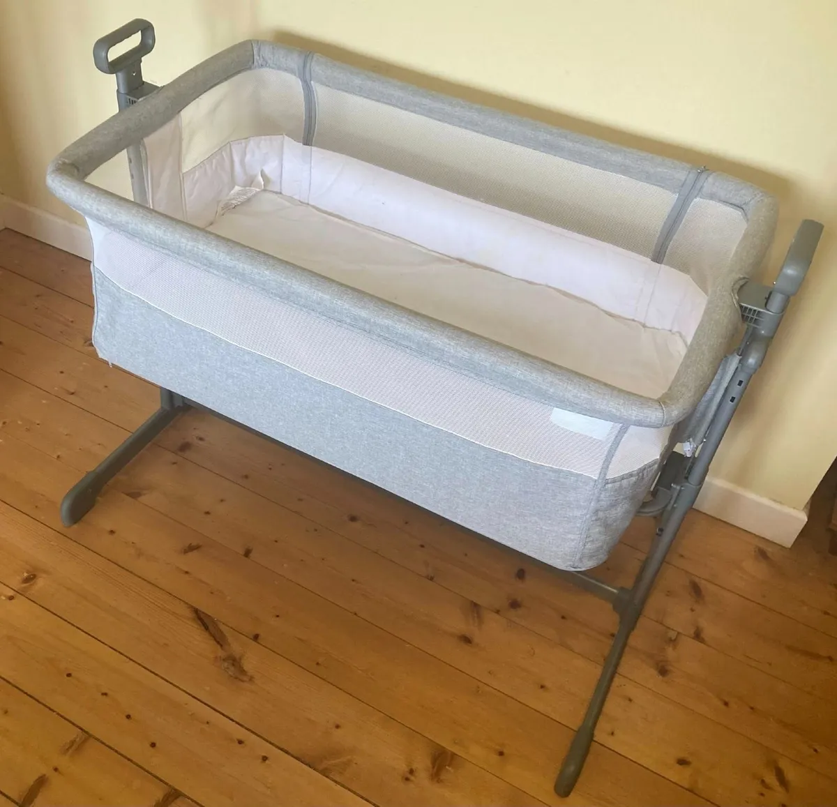 Baby Crib with Mattress – Excellent Condition - Image 2
