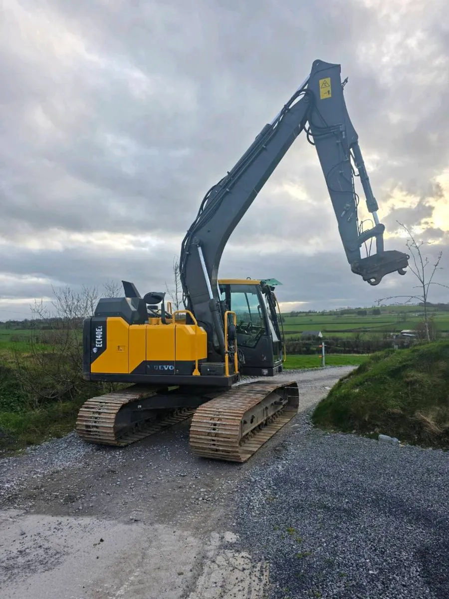 Excavator for sale - Image 1