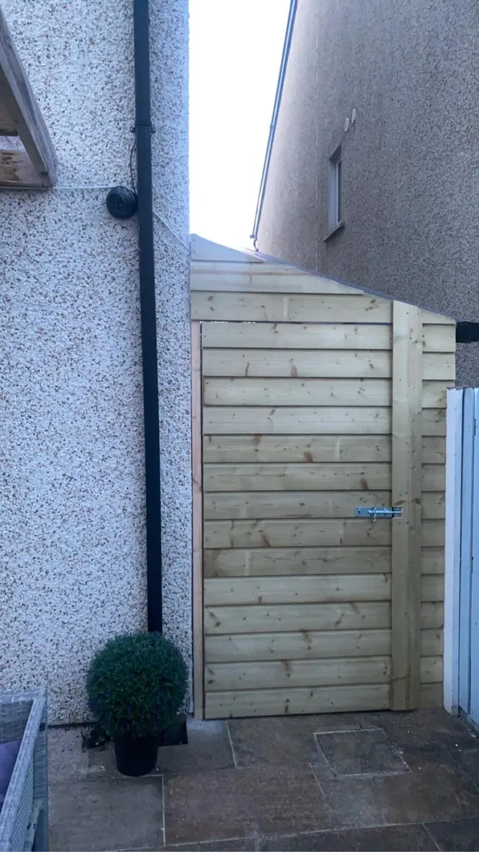 Pergola feature wall and side entrances - Image 4