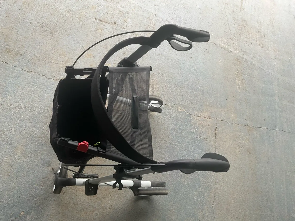 Rollator with a seat - Image 3