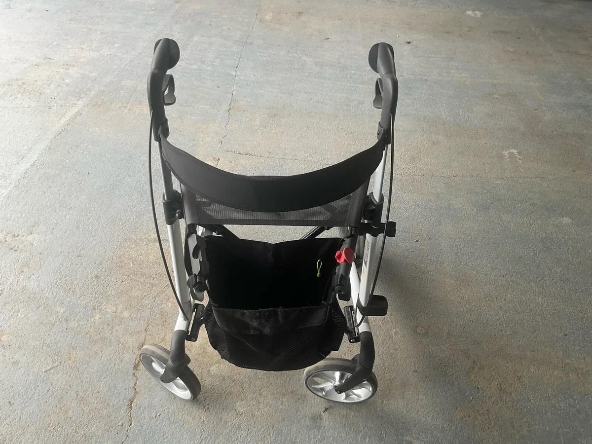Rollator with a seat - Image 1
