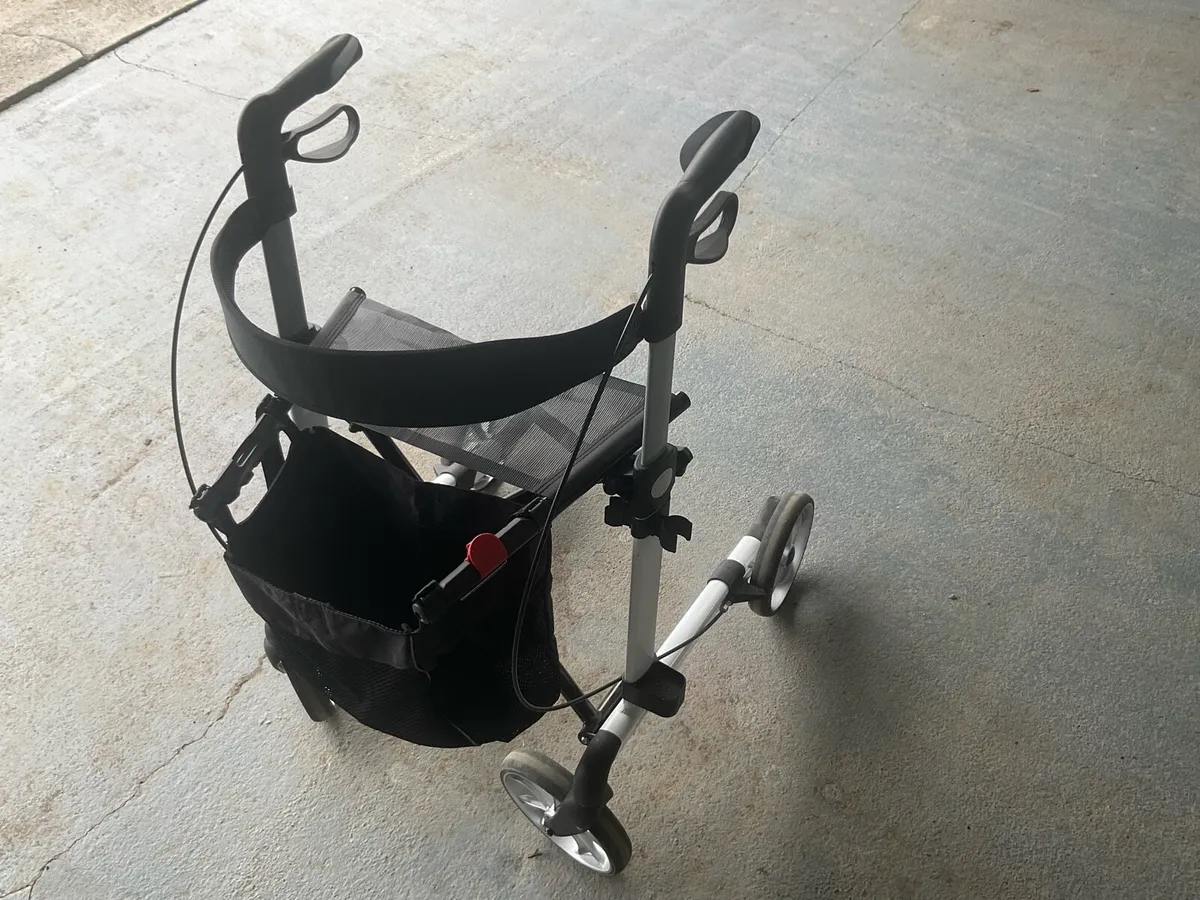 Rollator with a seat - Image 2