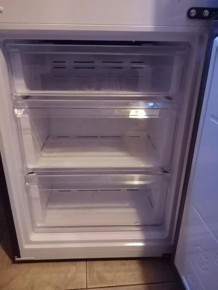 Samsung frost free fridge freezer - Image 4