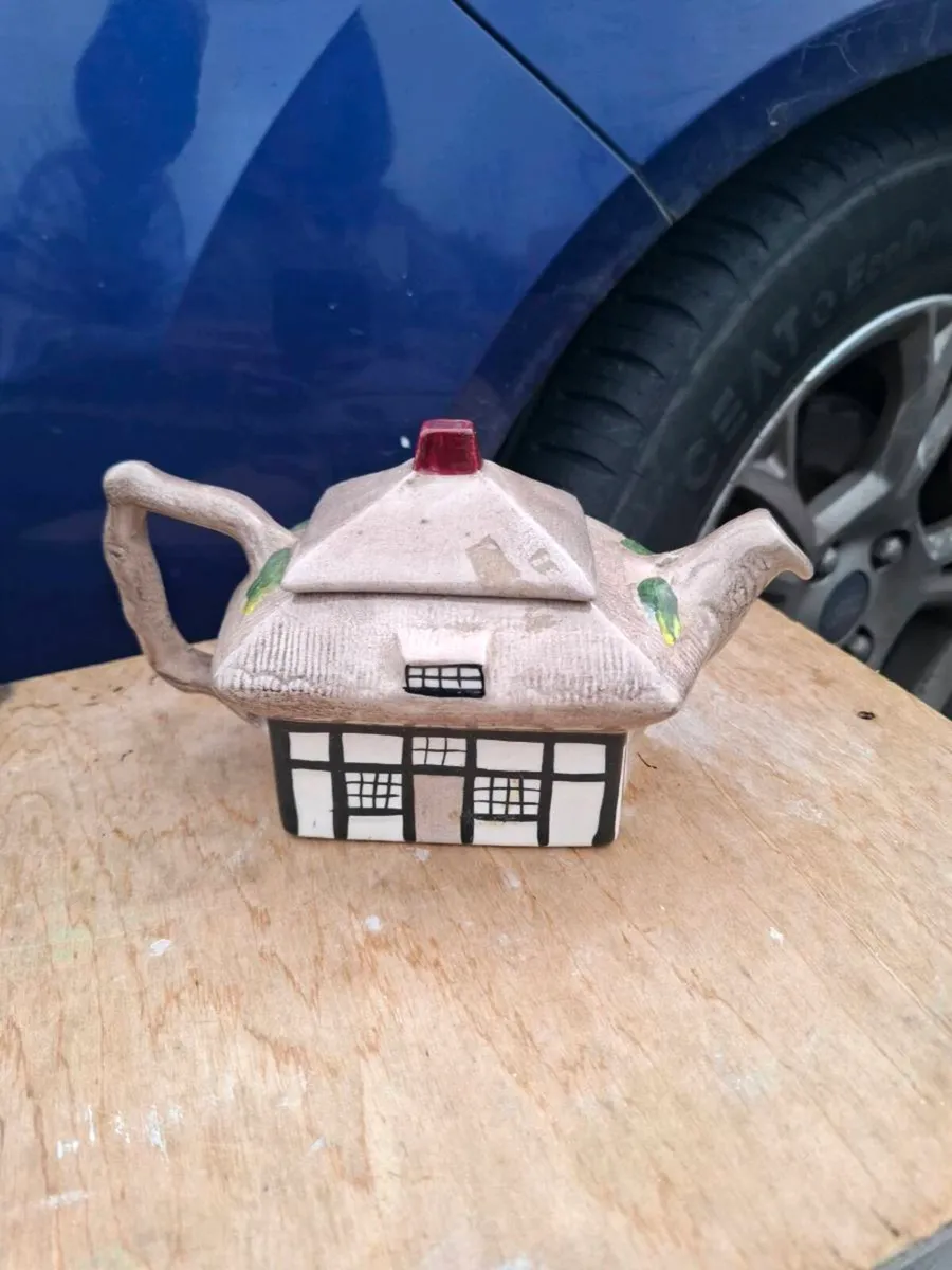 Staffoshire tea pot - Image 1