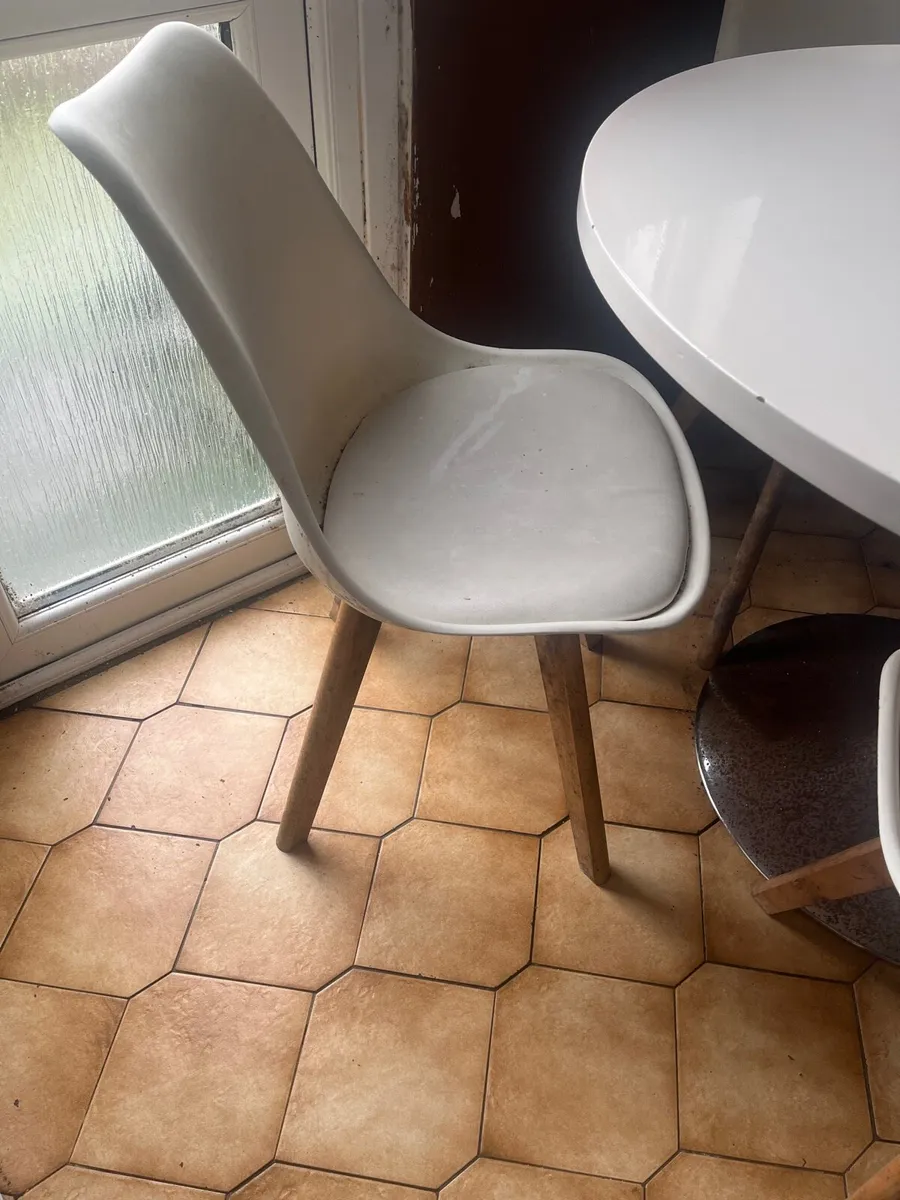 Free table and 4x chairs for collection - Image 3