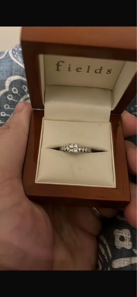 18c white gold engagement ring - Image 1