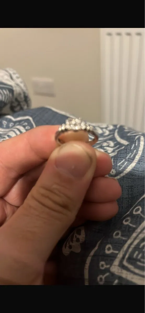 18c white gold engagement ring - Image 2