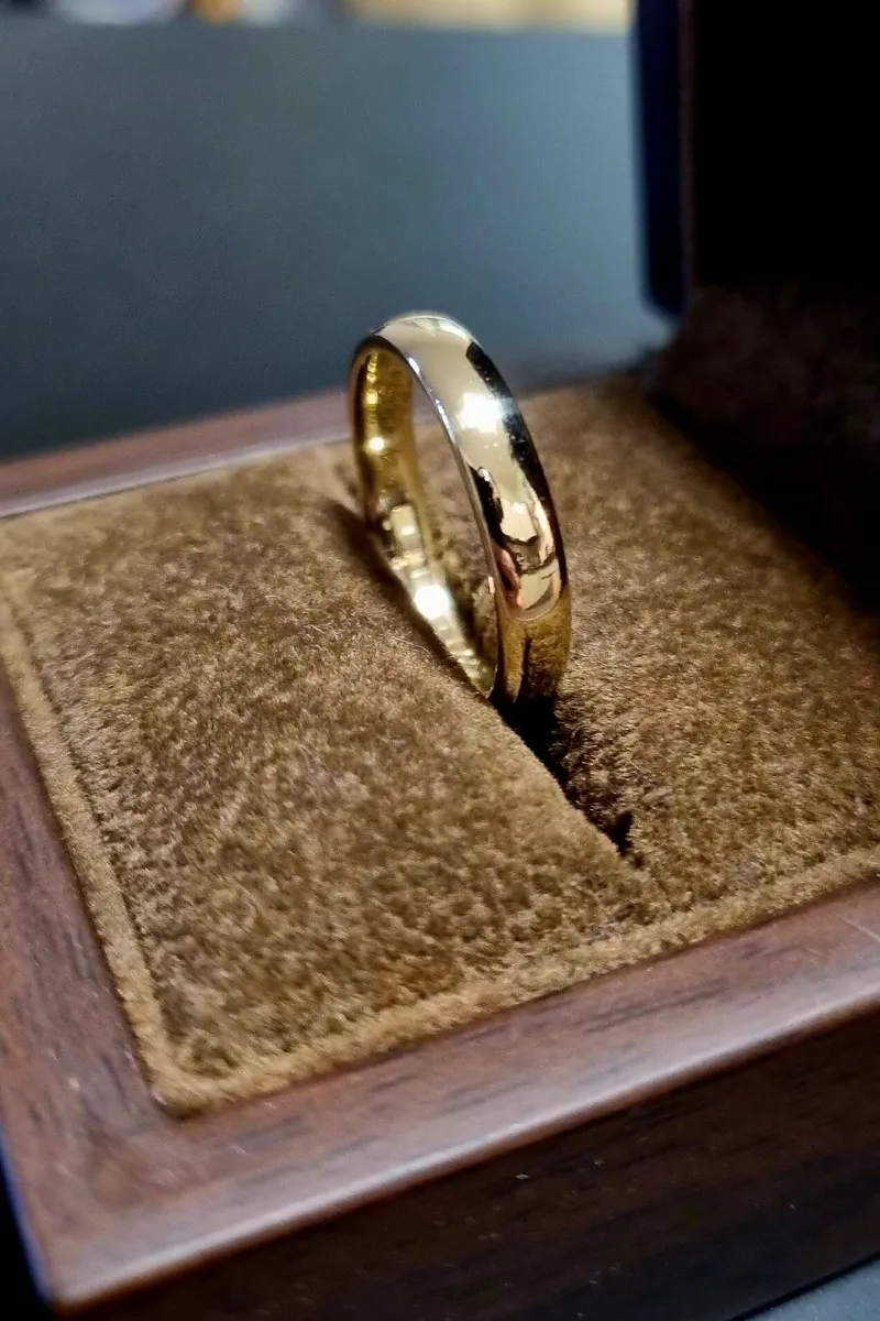 9ct Wedding ring just restored - Image 1