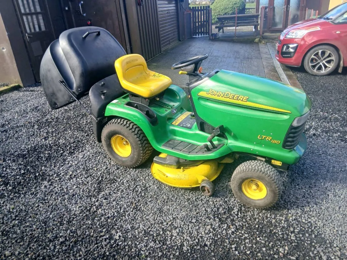 JOHN Deere tractor Lawnmower - Image 1