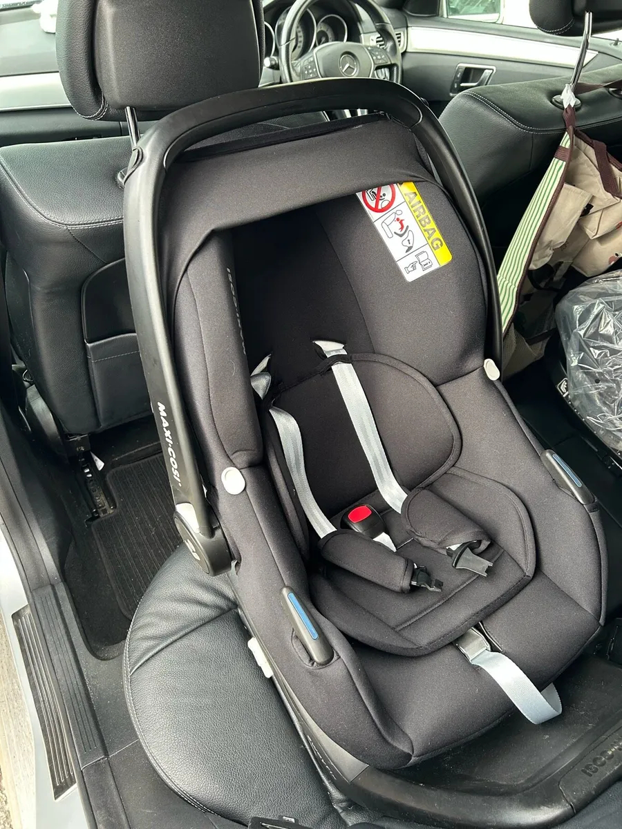 Maxi Cosi Baby Car Seat and Isofix (0-12 months) - Image 1