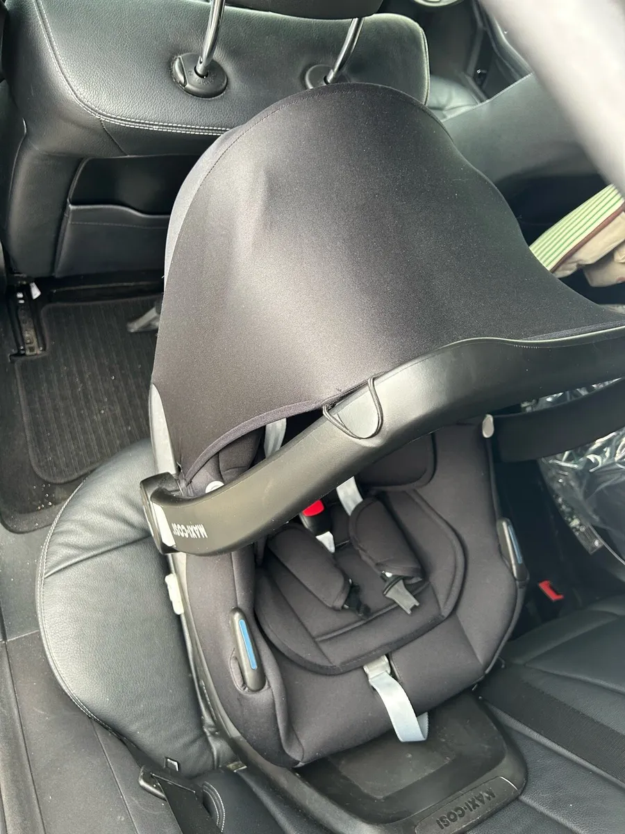 Maxi Cosi Baby Car Seat and Isofix (0-12 months) - Image 2
