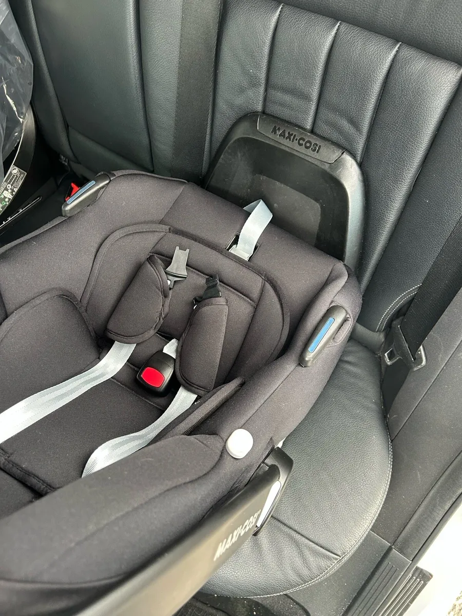 Maxi Cosi Baby Car Seat and Isofix (0-12 months) - Image 3