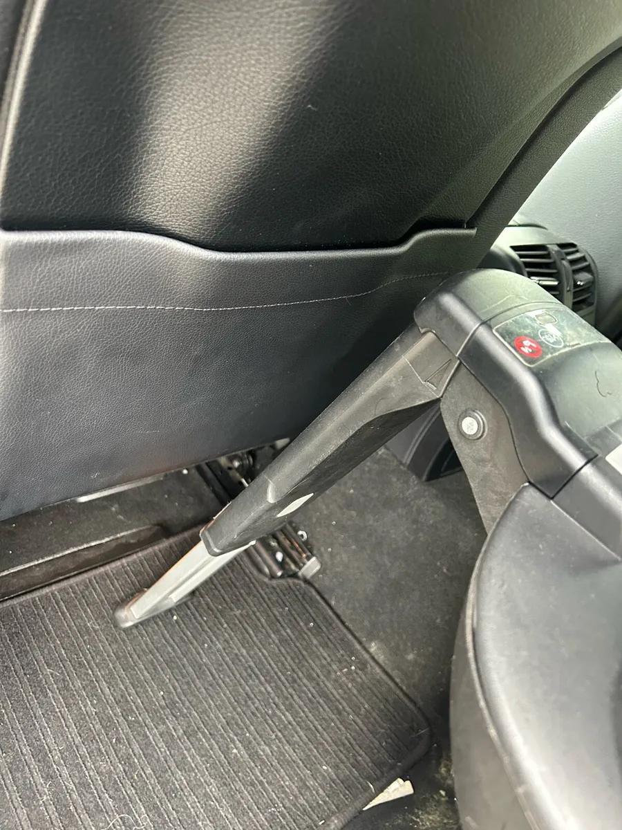 Maxi Cosi Baby Car Seat and Isofix (0-12 months) - Image 4