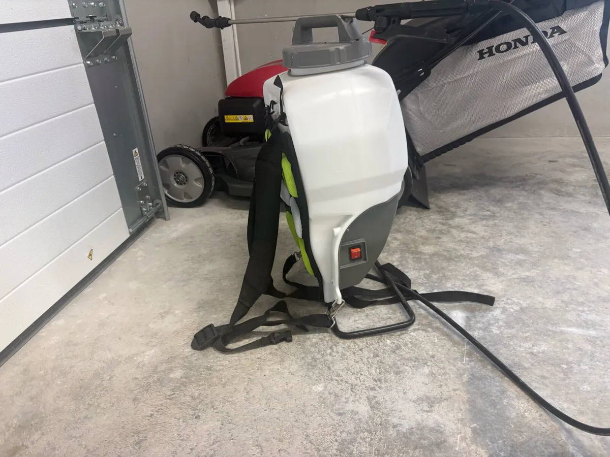 Knapsack 18v battery sprayer 1year old - Image 3