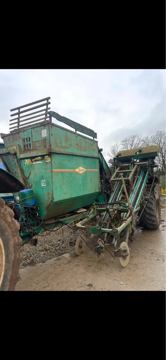 Armer Salmon Beet harvester - Image 1