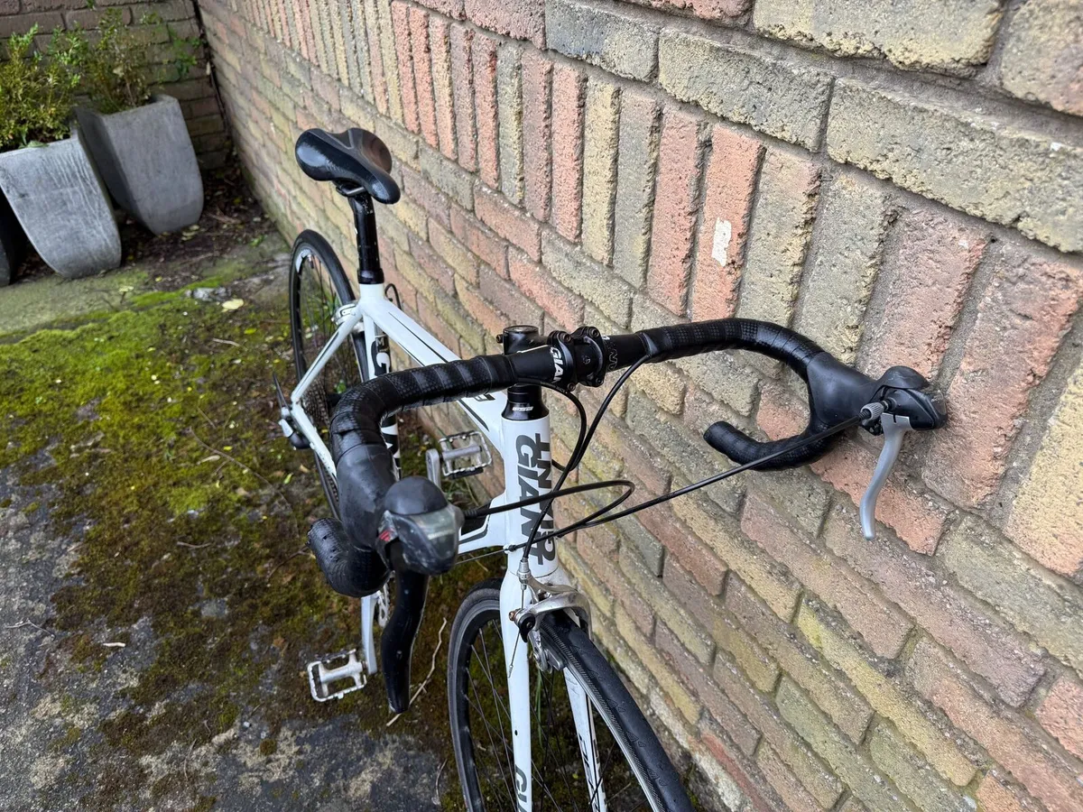 Giant Defy Road Bike - Image 4