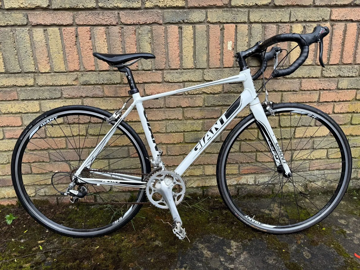 Giant Defy Road Bike - Image 1