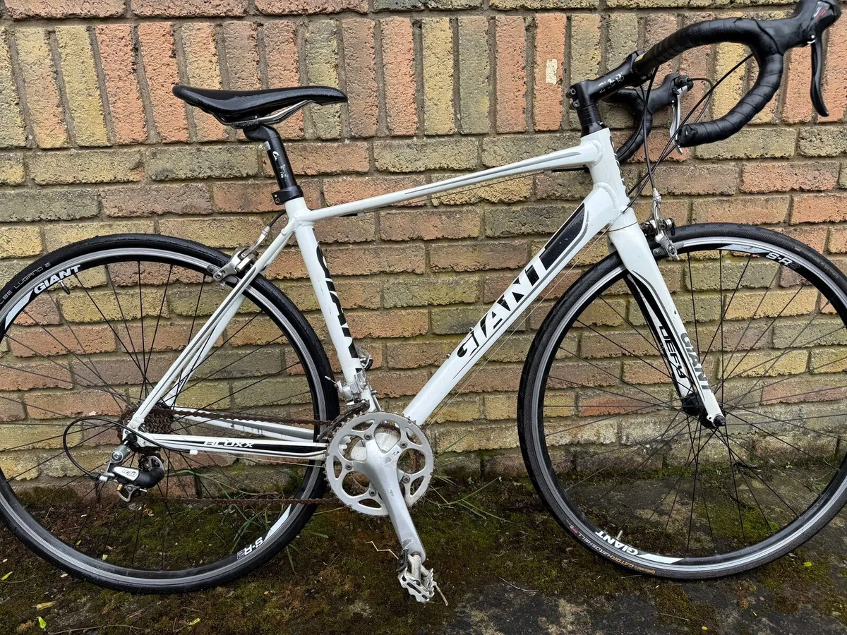 Giant Defy Road Bike - Image 2