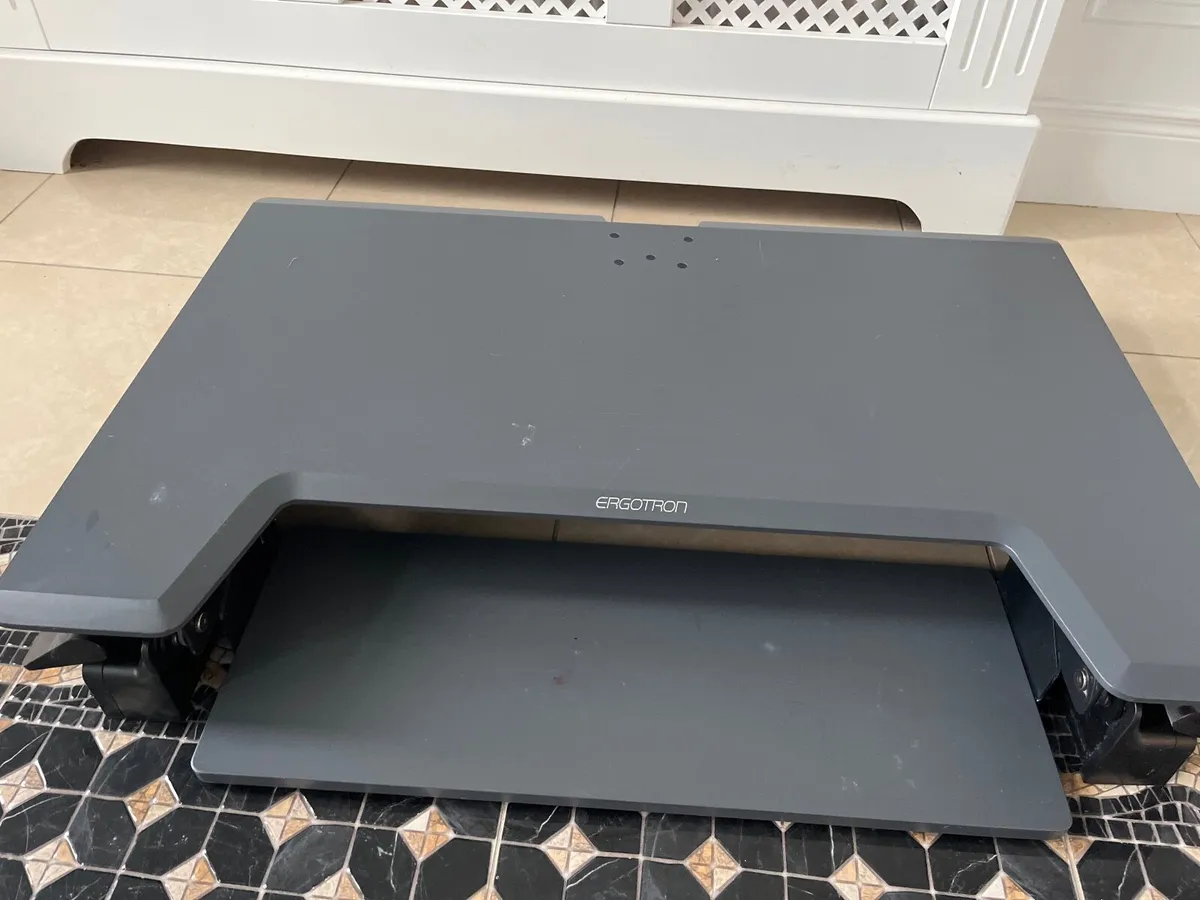 Ergottron stand up desk - Image 4