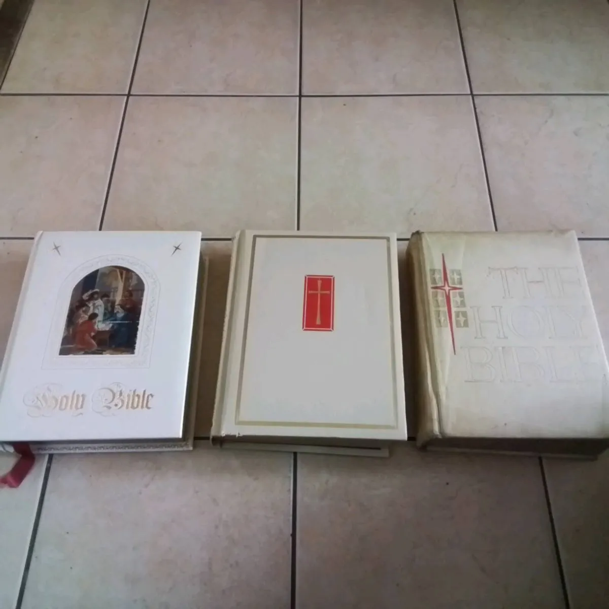 BIBLES - Image 1