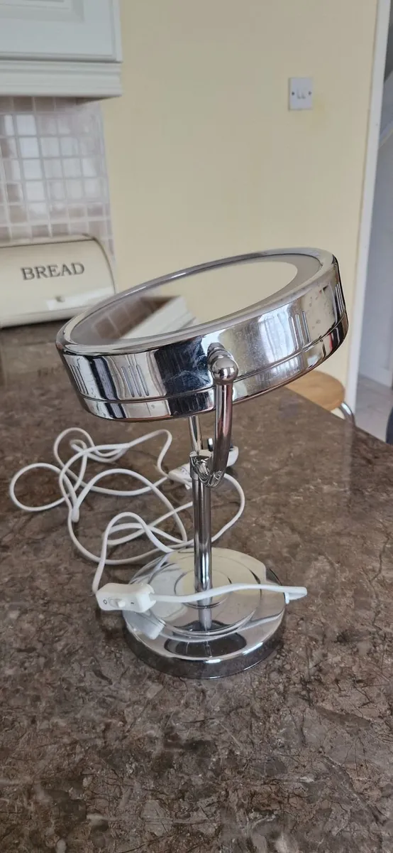 Magnifying mirror - Image 2