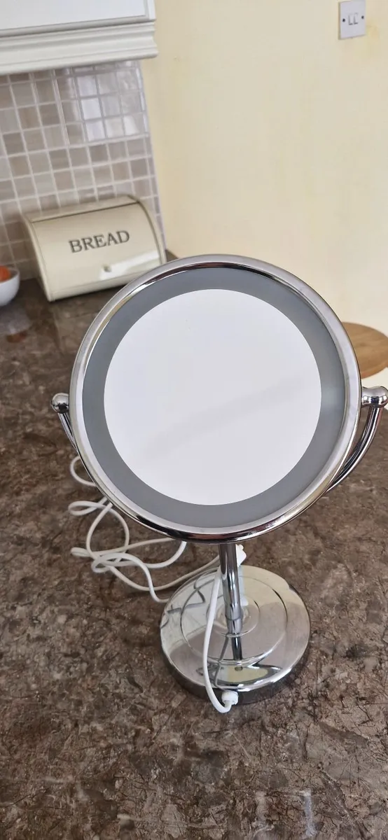 Magnifying mirror - Image 1