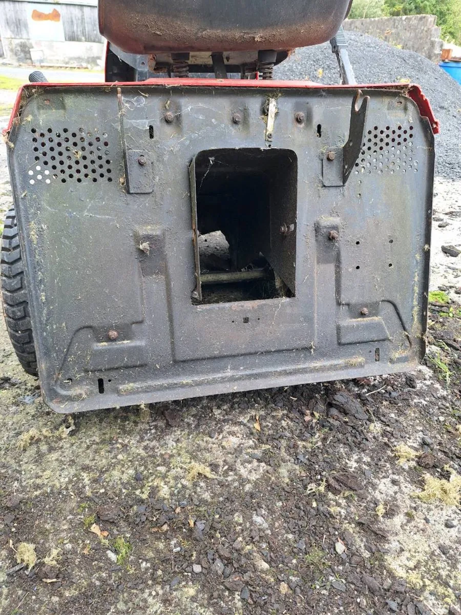 Castlegarden ride on lawnmowers - Image 3