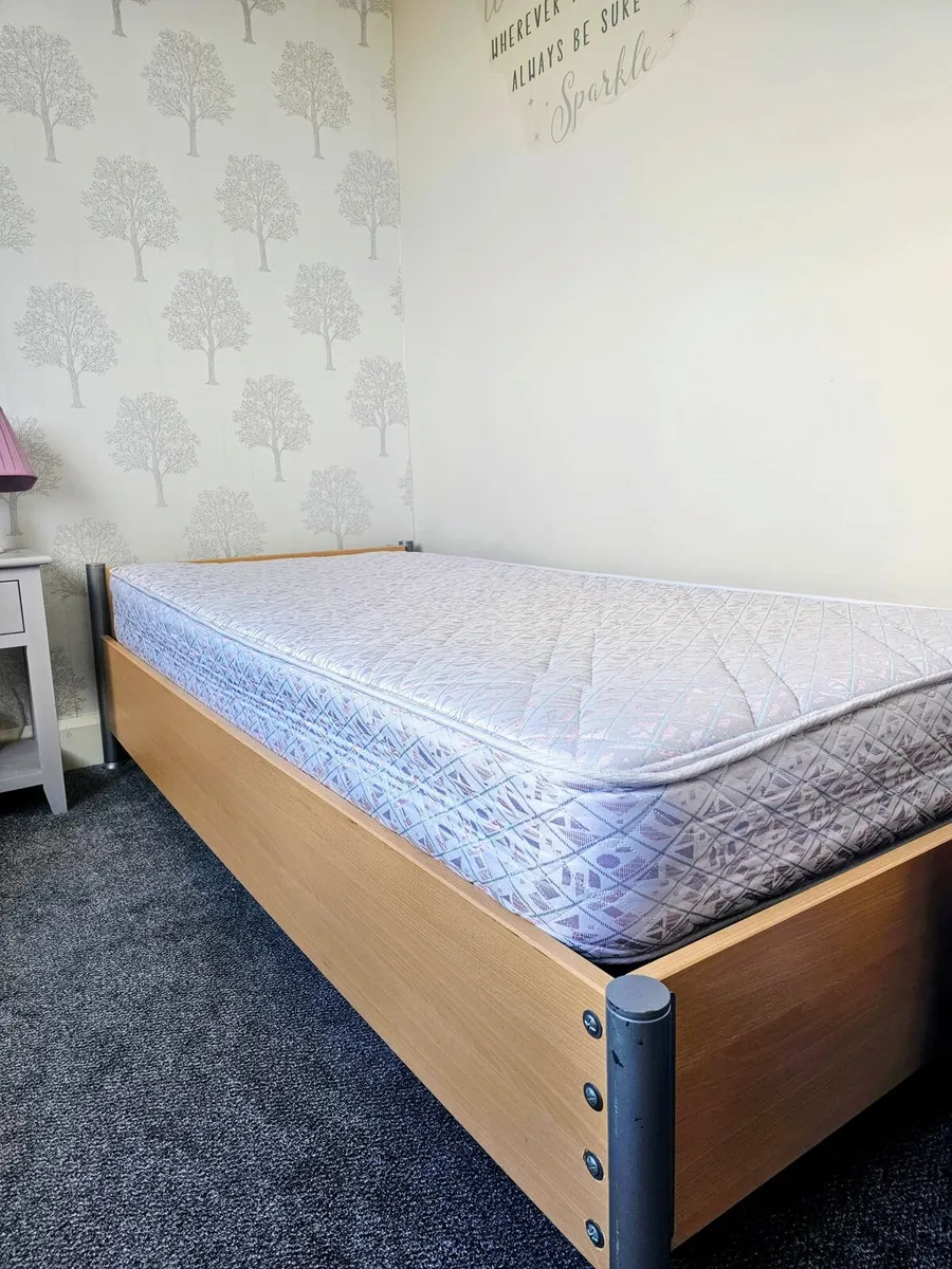 Single bed - Image 1