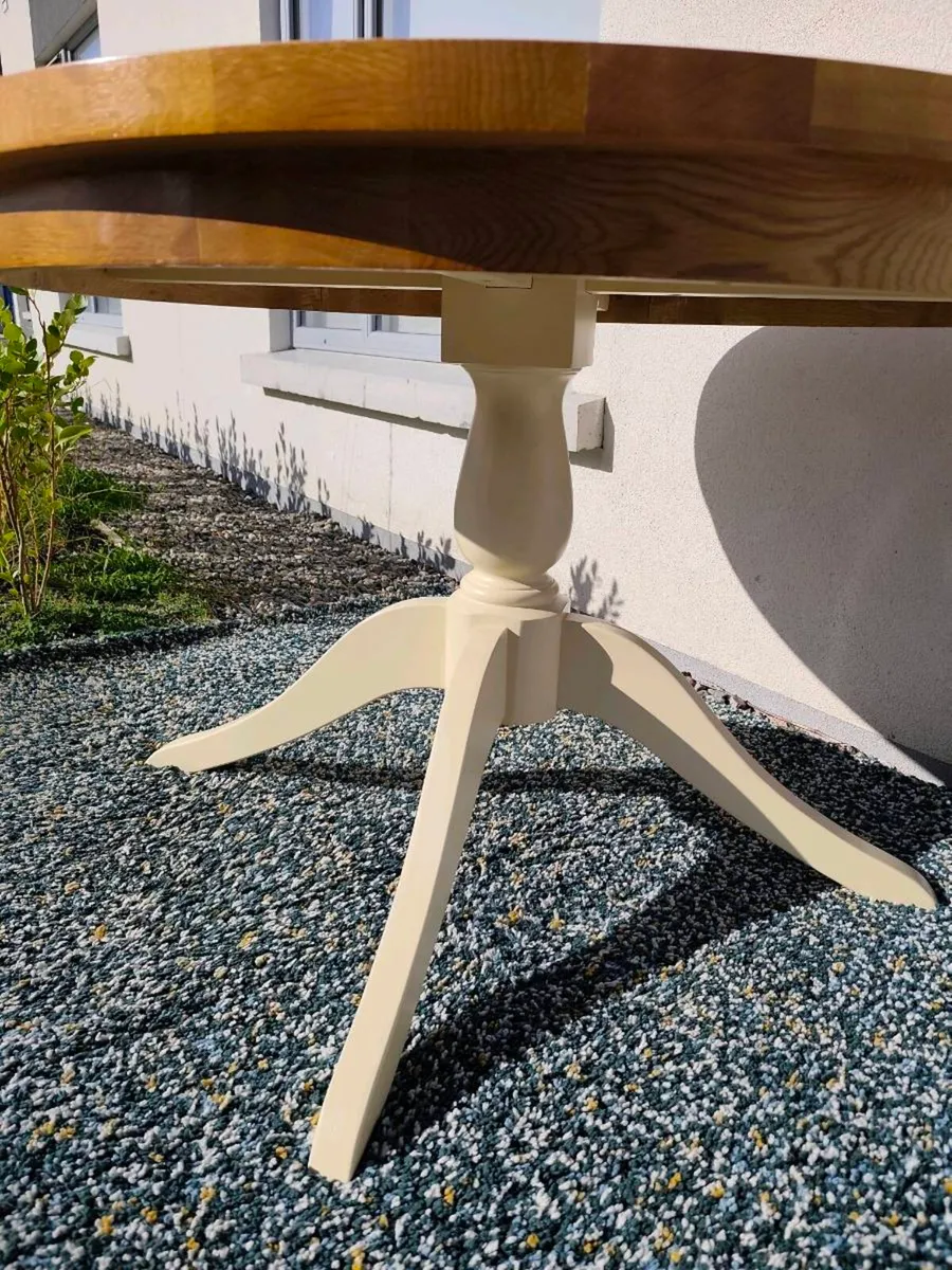 Ex Display 120cm Round Oak Dining table, Like New - Image 2