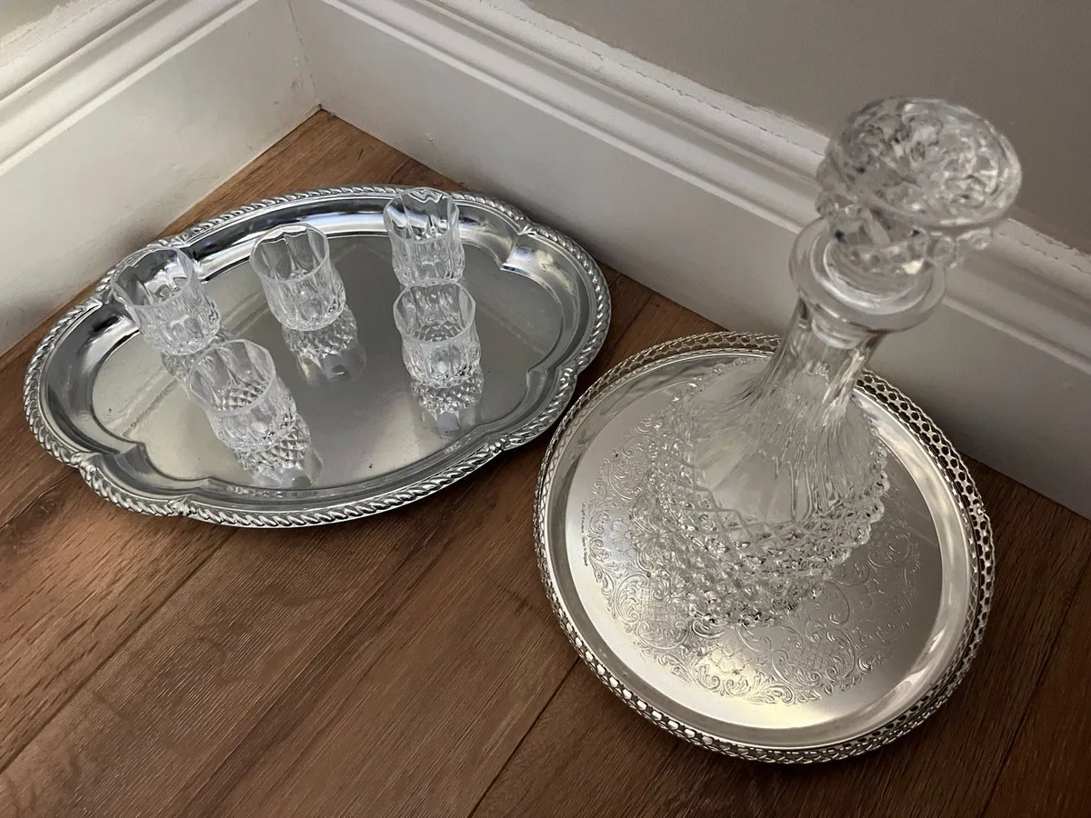 Decanter with Stopper, mini glasses and trays - Image 1