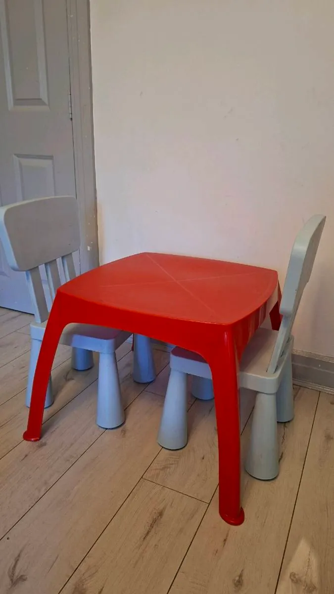 Children table and chairs