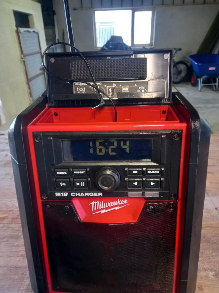 Milwaukee m18 charger Bluetooth - Image 4