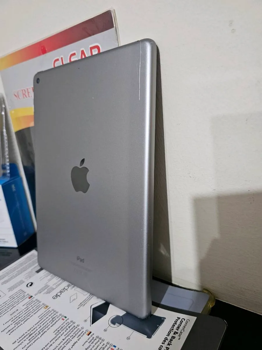 iPad 6th Gen 9.7 32GB Wi-Fi Space Grey / Black + E - Image 2