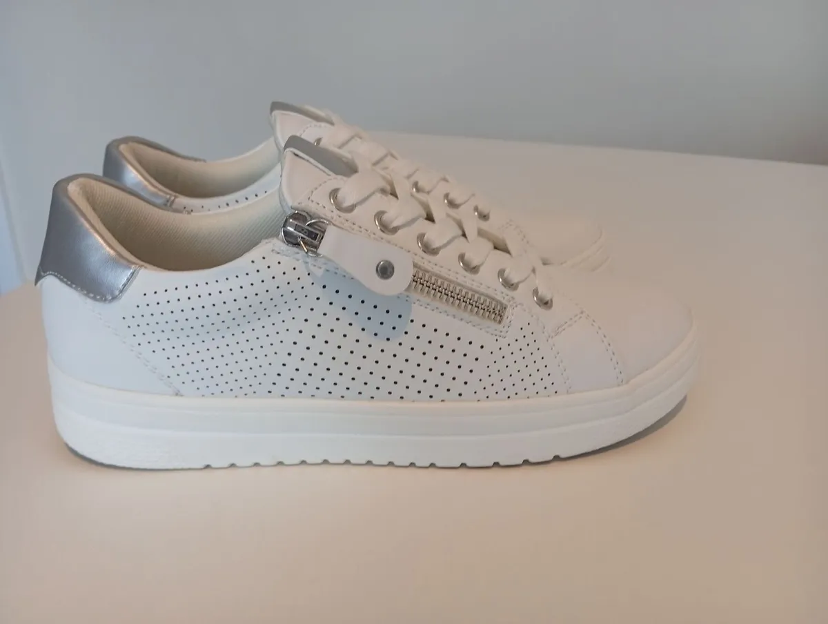 Womens Runners, Size 5, Pavers - Image 1