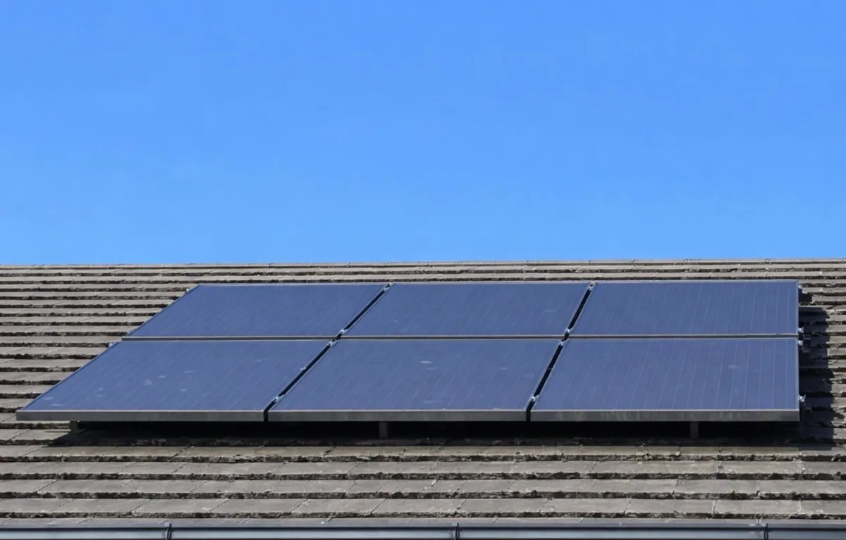 Growatt 1600W Solar Inverter & Panel Kit for Sale - Image 1