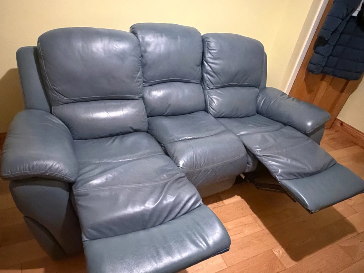 3 seater leather recliner - Image 2