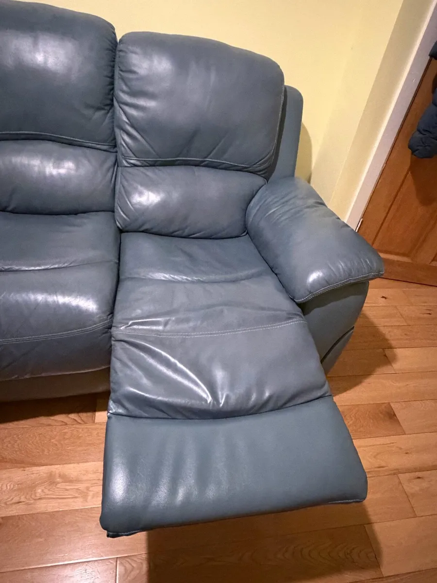 3 seater leather recliner - Image 3