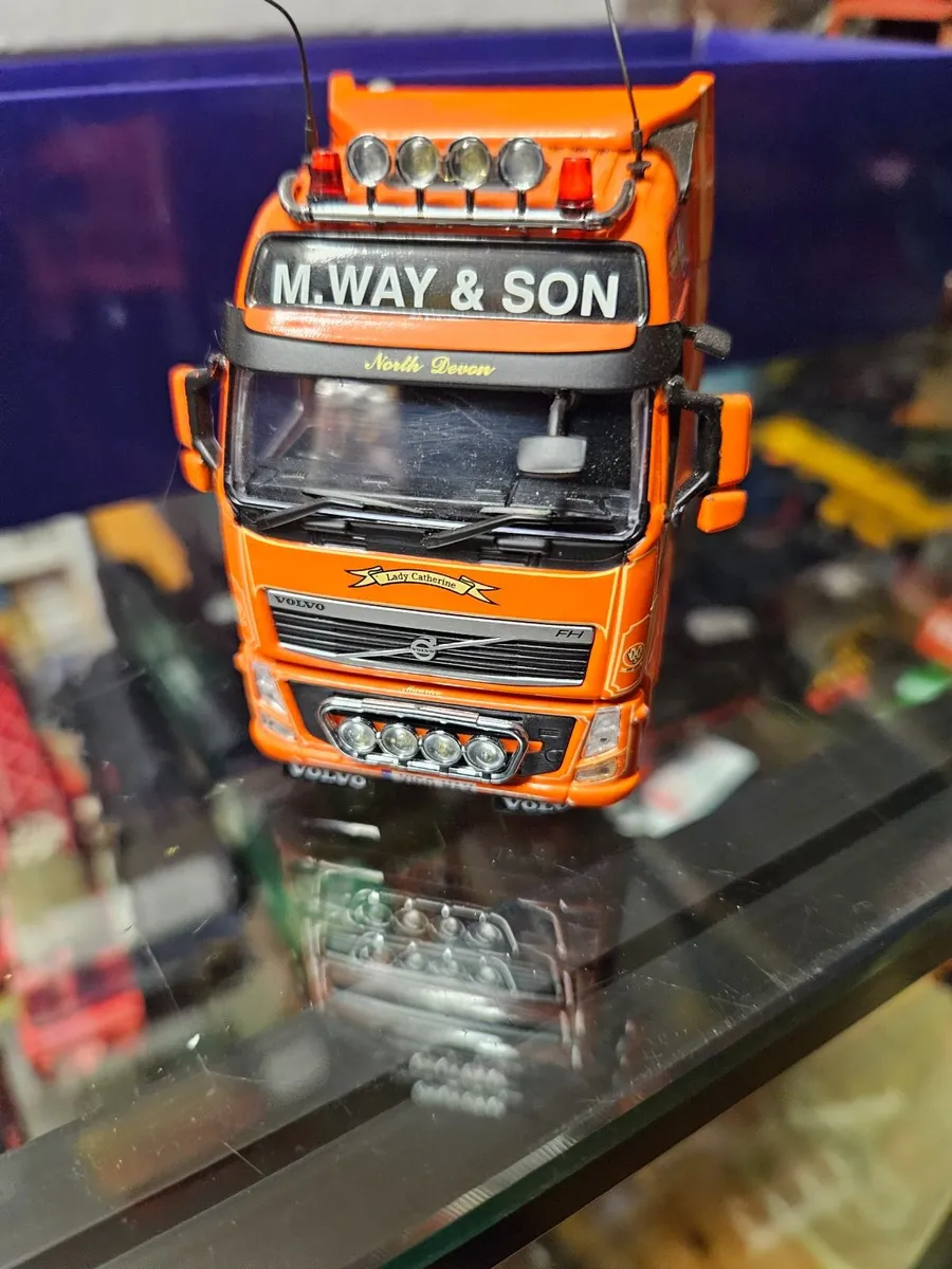 Corgi Volvo Tractor Unit and Bulk Tipper Trailer 1 - Image 2