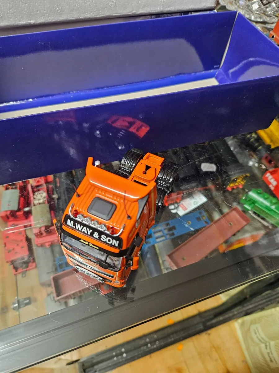 Corgi Volvo Tractor Unit and Bulk Tipper Trailer 1 - Image 4