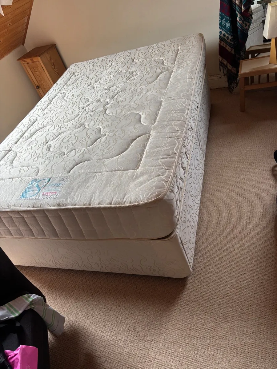 Double bed and base with drawers - Image 3