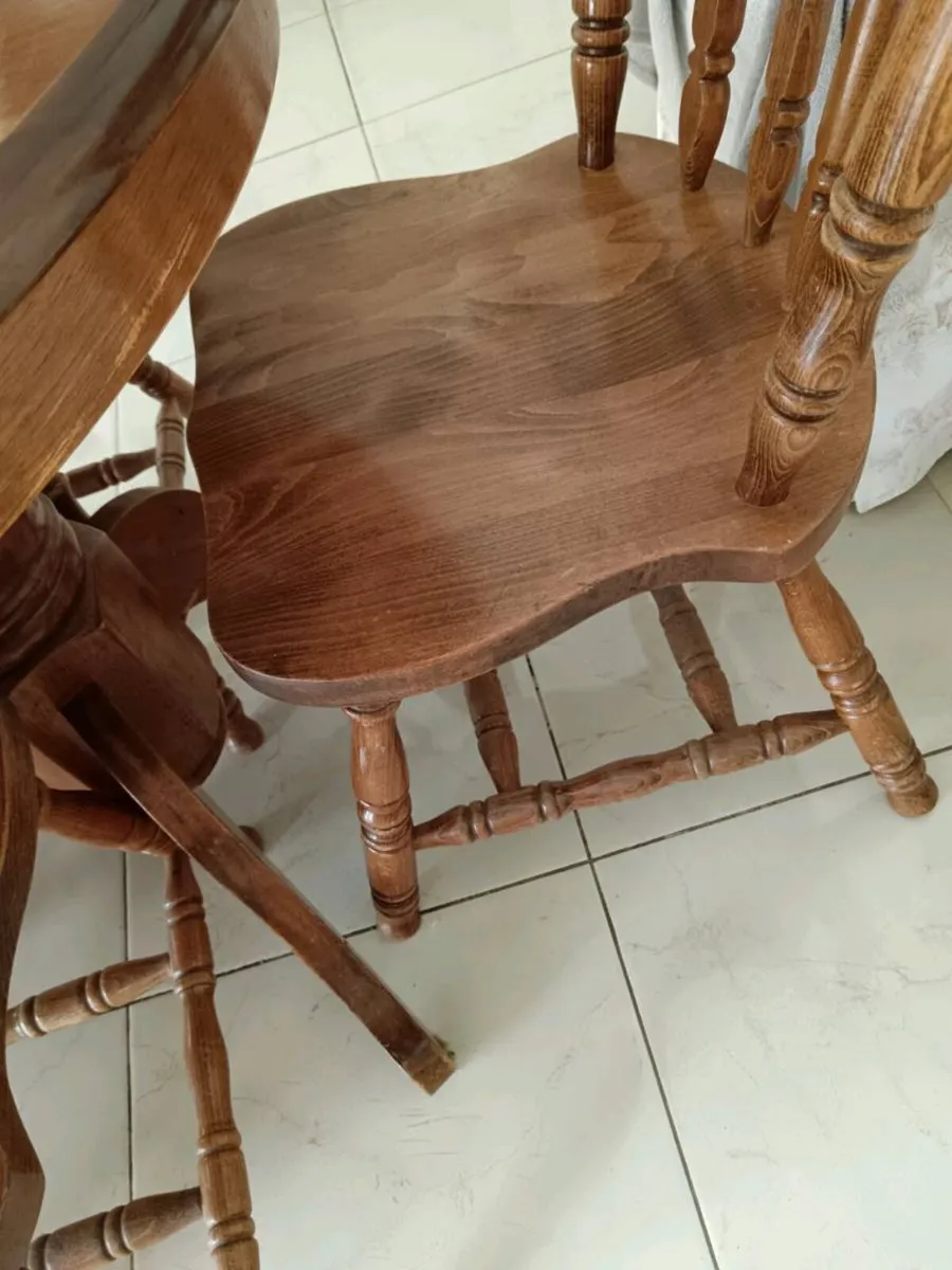 Table and chairs - Image 4