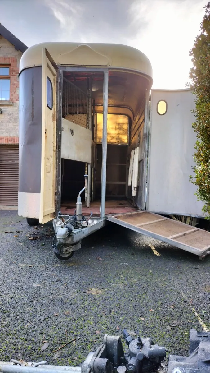 Horse box - Image 1